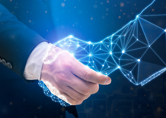 Geschäftlicher Handschlag zwischen Mensch und digitaler Hand als Symbol für die Zusammenarbeit von Mensch und KI in Verhandlungen
